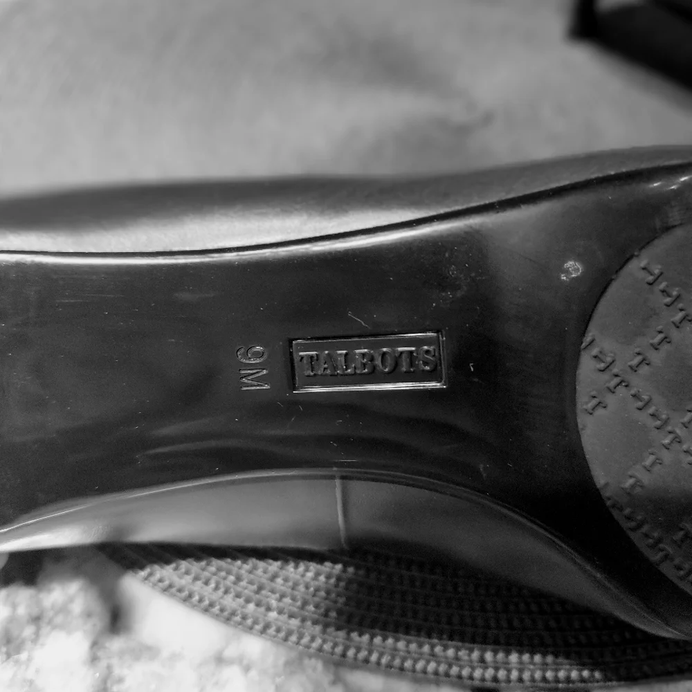 Talbots Classic Dark Blue Heels. Women's Size 9 - Picture 12 of 16